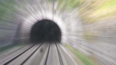train travelling sortie tunnel
