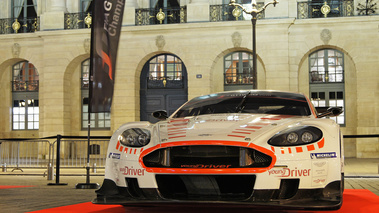 Aston Martin DB9 GT1 blanc face avant