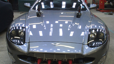 Aston Martin V12 Vanquish mitrailleuses et Torpilles James bond 