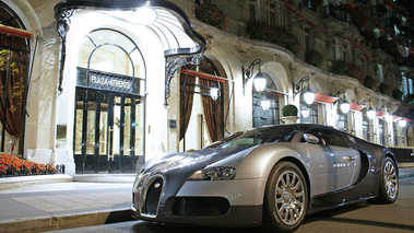 Bugatti Veyron gris/anthracite 3/4 avant gauche - Plaza Athénée