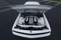 Dodge Challenger SRT-8 Mopar blanc/noir face avant capot ouvert vue de haut