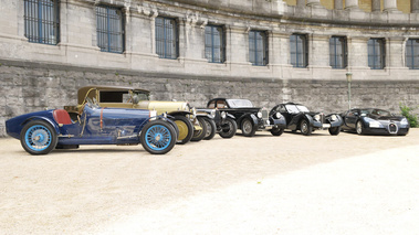 Expo Bugatti 100 ans Bruxelles cour d'honneur voitures allignées 