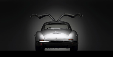 Exposition Ralph Lauren - Mercedes 300 SL gris face arrière portes ouvertes