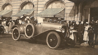 Fernand Bachmann en voiture Photo Historique  en ville 