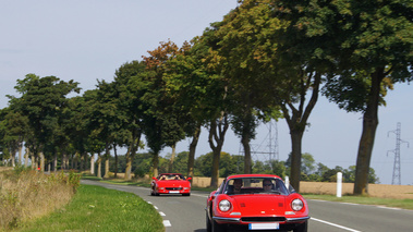 KB RossoCorsa IV - Ferrari 246 GT Dino rouge & 355 GTS rouge face avant travelling