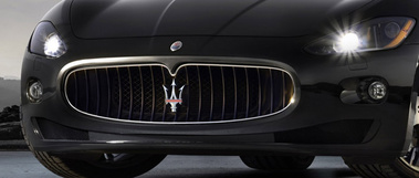 Maserati - logo et face avant