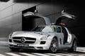 Mercedes SLS AMG Safety Car gris 3/4 avant gauche portes ouvertes penché