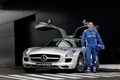 Mercedes SLS AMG Safety Car gris 3/4 avant gauche portes ouvertes pilote