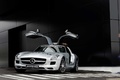 Mercedes SLS AMG Safety Car gris 3/4 avant gauche portes ouvertes