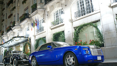 Rolls Royce Phantom VII Drophead Coupe bleu & Phantom I Drophead noir 3/4 avant droit - Bristol