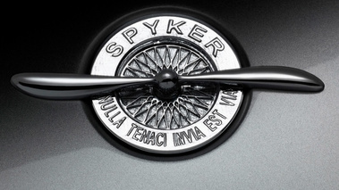 Spyker - logo sur capot