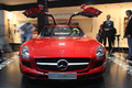Mercedes SLS Rouge Face AV Portes ouvertes 