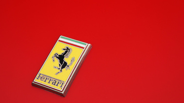 Ferrari 330 GTC rouge logo Ferrari coffre