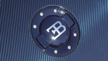 Bugatti Veyron Super Sport carbone bleu logo trappe à essence
