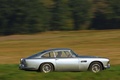 Aston Martin DB4 gris 3/4 arrière droit filé