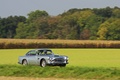 Aston Martin DB4 gris 3/4 avant droit filé