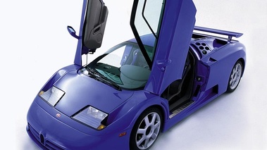 Bugatti EB110 Dauer Bleue 3/4 avant gauche portes ouvertes 