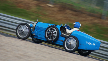 Bugatti Type 35 bleu Sport & Collection 2009 3/4 arrière gauche filé