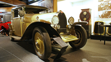 D'Ieteren Galerie - Bugatti Type 44 beige 3/4 avant droit
