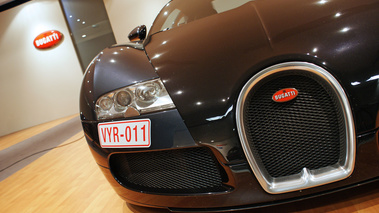 D'Ieteren Galerie - Bugatti Veyron noir/anthracite calandre