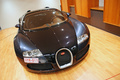 D'Ieteren Galerie - Bugatti Veyron noir/anthracite face avant penché