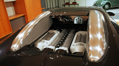 D'Ieteren Galerie - Bugatti Veyron noir/anthracite moteur