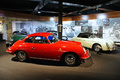 D'Ieteren Galerie - Porsche 356 rouge profil & 356 Speedster beige 3/4 avant droit