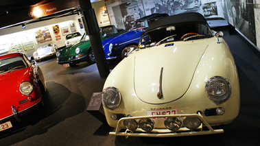 D'Ieteren Galerie - Porsche 356 Speedster beige face avant penché