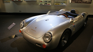D'Ieteren Galerie - Porsche 550 Spyder gris 3/4 avant gauche