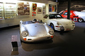 D'Ieteren Galerie - Porsche 550 Spyder gris face avant & 911 Carrera 2.7 RS blanch 3/4 avant droit