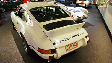 D'Ieteren Galerie - Porsche 911 Carrera 2.7 RS blanc & 550 Spyder gris 3/4 arrière gauche