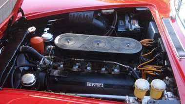 Ferrari 330 GT 2+2 Rouge moteur