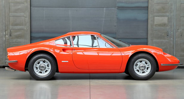 Ferrari Dino 206 GT rouge profil