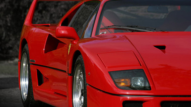Ferrari F40 rouge 3/4 avant droit