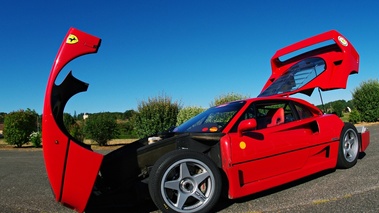 Ferrari F40 rouge 3/4 avant gauche capots ouvert penché