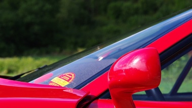 Ferrari F40 rouge logo aile debout