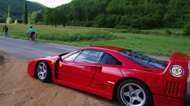 Ferrari F40 rouge profil penché