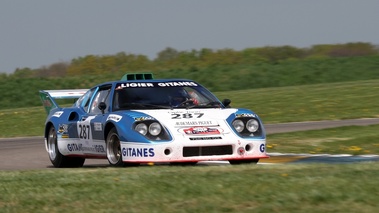 Ligier JS2, blanche et bleue, face