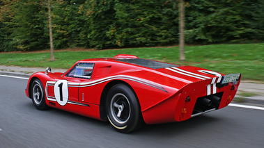 Ford GT40 MkIV rouge 3/4 arrière gauche travelling