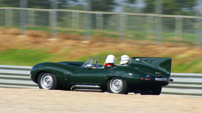 Jaguar Type D vert Sport & Collection 2009 3/4 arrière gauche filé