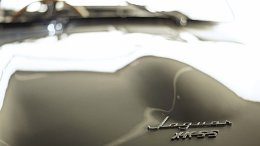 Jaguar XKSS gris logo