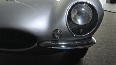 Jaguar XKSS gris phare avant