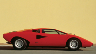 Lamborghini Countach LP 400 rouge profil