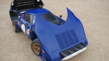 Lancia Stratos Gr.4 bleu Bruxelles capots ouverts vue de haut