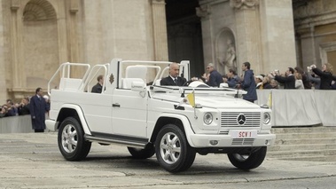 Mercedes G500, Papamobile, blanche, action, 3-4 avd