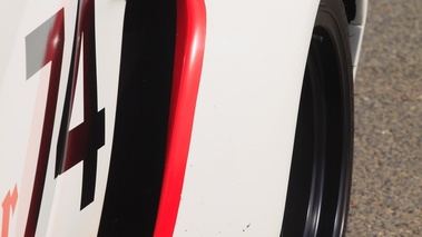 Porsche 3.0 RSR blanche vue détail aile arrière gauche.
