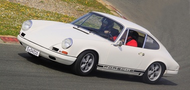 Porsche 911 2.0 R, blanche, action gche 2