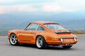 Porsche 911 Singer orange 3/4 arrière gauche arrière plan