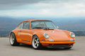 Porsche 911 Singer orange 3/4 avant droit arrière plan