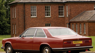 Rolls Royce Camargue rouge 3/4 arrière gauche